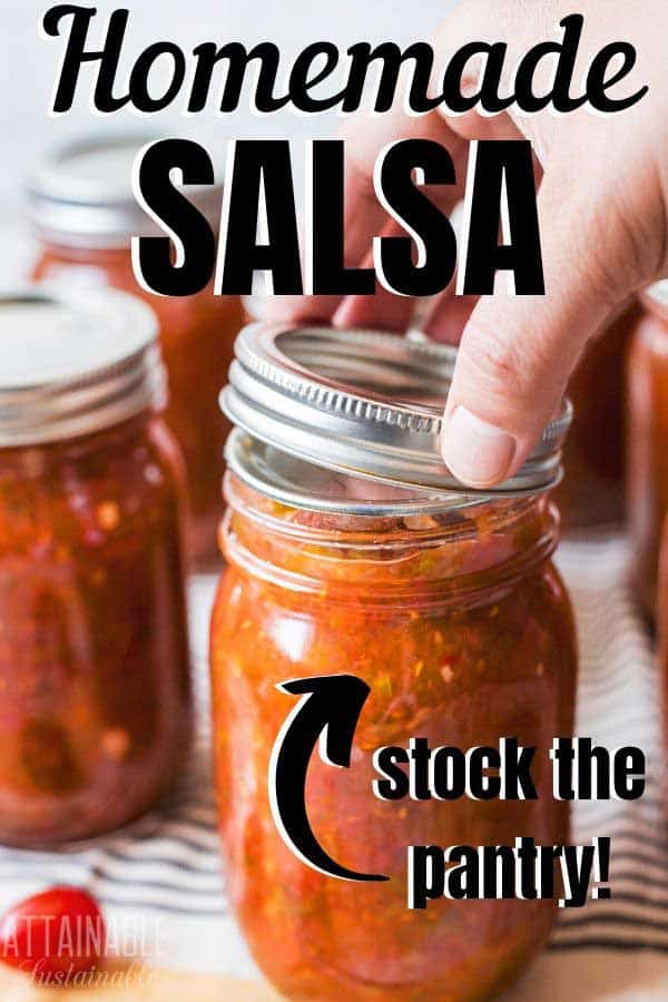 I'm going to go out on a limb here and proclaim that this is the best salsa recipe for canning. It's the recipe I've used for canning salsa for years. 一罐萨尔萨,用手把盖子放到位