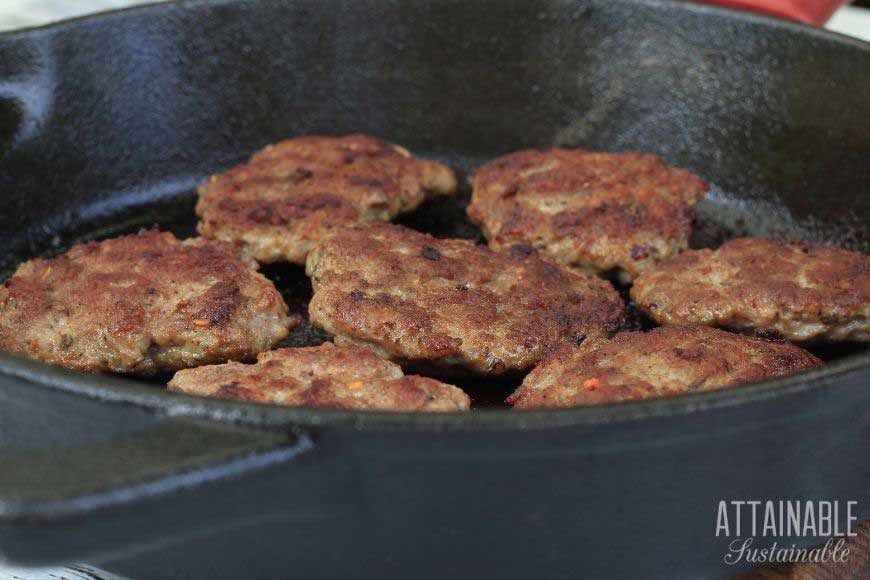 在铸铁锅中的肉饼