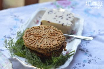 Pizzelle食谱制作并在一块花板上用奶酪镀