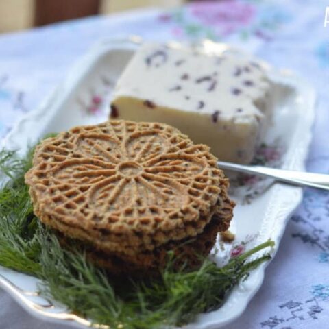 Pizzelle食谱制作并在一块花板上用奶酪镀