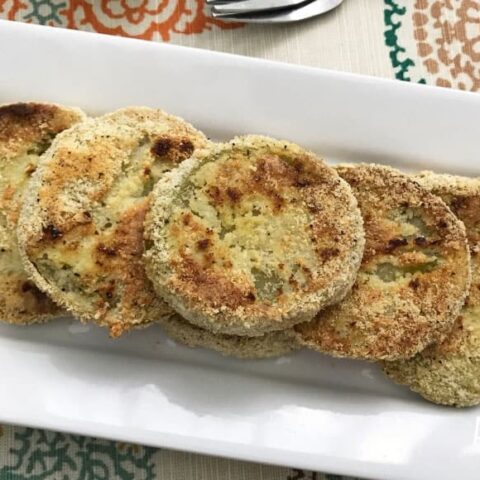 简单的油炸绿番茄食谱完成后，放在一个白色的长方形盘子里
