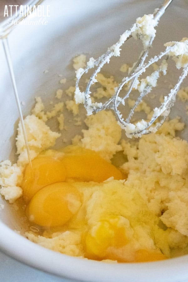 奶油黄油和糖，搅蛋器下可见鸡蛋